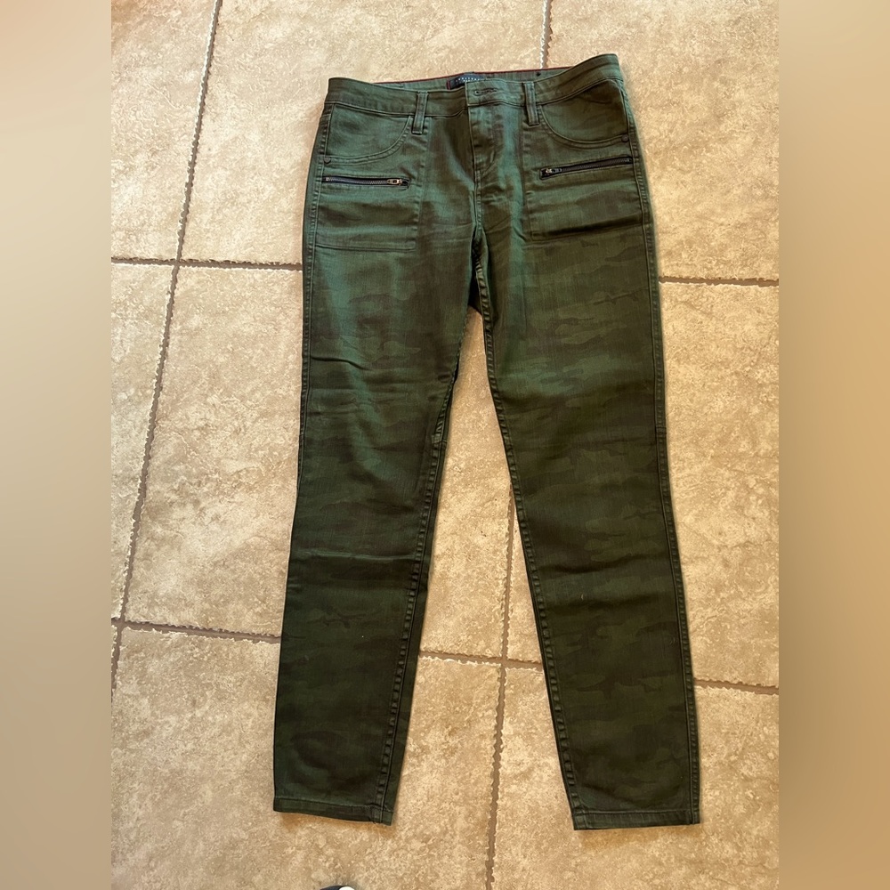 Camouflage jeans